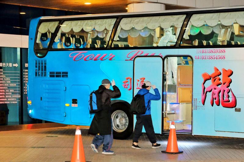 鑽石公主號19名返台旅客23日確定2次採檢結果均為陰性，負責的醫院晚間立即安排旅客搭車轉往檢疫所，展開為期14天的隔離檢疫。旅客難掩興奮之情，開心地向醫護人員揮手感謝。(圖：中央社)