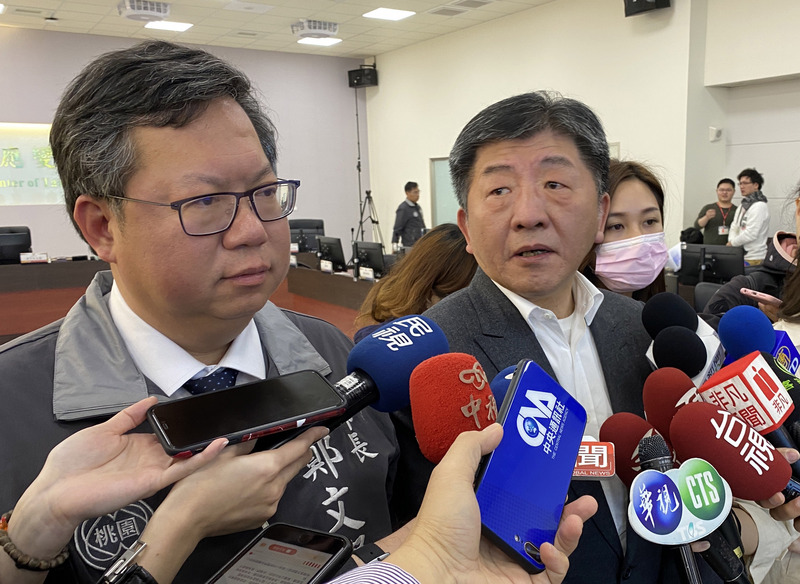 中央流行疫情指揮中心指揮官陳時中(前右)24日在桃園市長鄭文燦(前左)陪同下，到桃園市政府災害應變中心聽取桃園市各局處防疫準備工作。(圖：中央社)