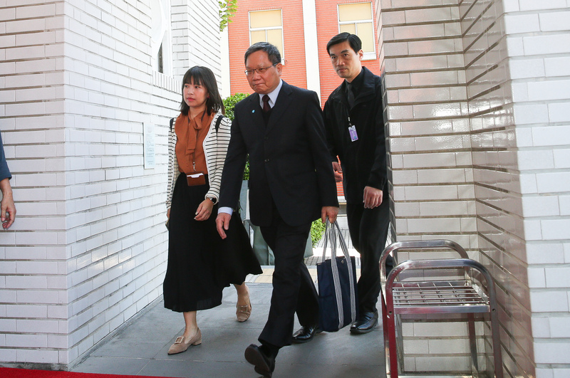 立法院長游錫堃24日邀請朝野黨團協商「嚴重特殊傳染性肺炎防治及紓困振興特別條例」等草案，財政部長蘇建榮（中）出席。(圖：中央社)