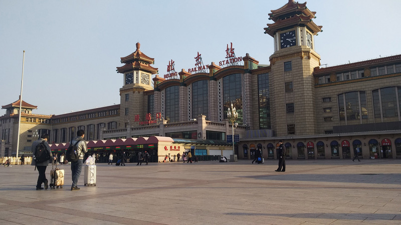 中國通報境內首度零確診，境外移入34例。圖為北京火車站前廣場旅客十分稀少。(圖:中央社檔案照＿)