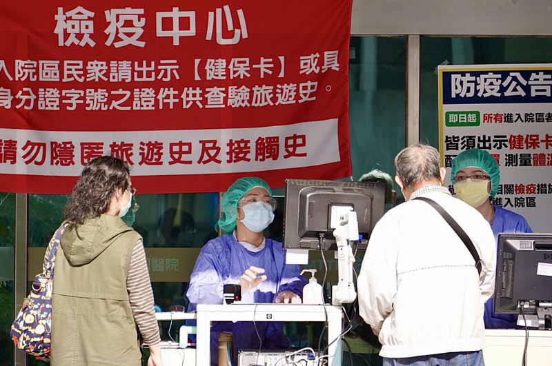 中央流行疫情指揮中心決議，醫事人員及社工人員6月30日前禁止出國的禁令政策到期後將不再延長。圖為高雄一家醫院醫事檢疫人員。(資料照/中央社)