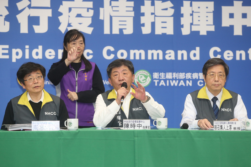 指揮中心今(24日)表示，推動運用智慧科技輔助居家檢疫措施，透過手機定位輔助，不配合者可處新台幣15萬元罰鍰。(圖/中央社)