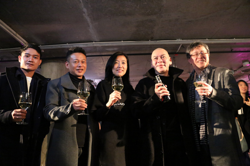 導演蔡明亮（右2）、駐德國代表謝志偉（右1）、文化內容策進院院長胡晴舫（中）等人23日晚間出席柏林影展台灣之夜。（文化內容策進院提供）(圖：中央社)