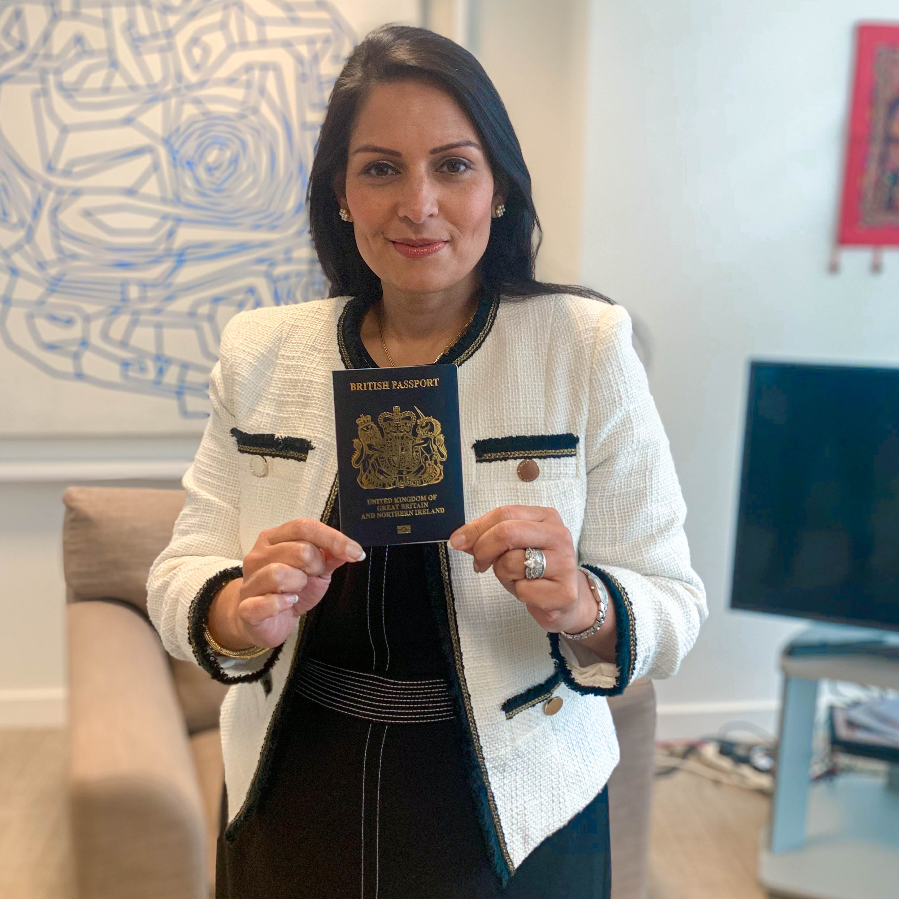 英國首相強生(Boris Johnson)今天(24日)透過發言人表示，他對內政大臣巴特爾(Priti Patel)有充分的信心，並說巴特爾與英國國家安全機構、負責國內情報的軍情五處(MI5)，工作關係非常鞏固。(圖/推特)