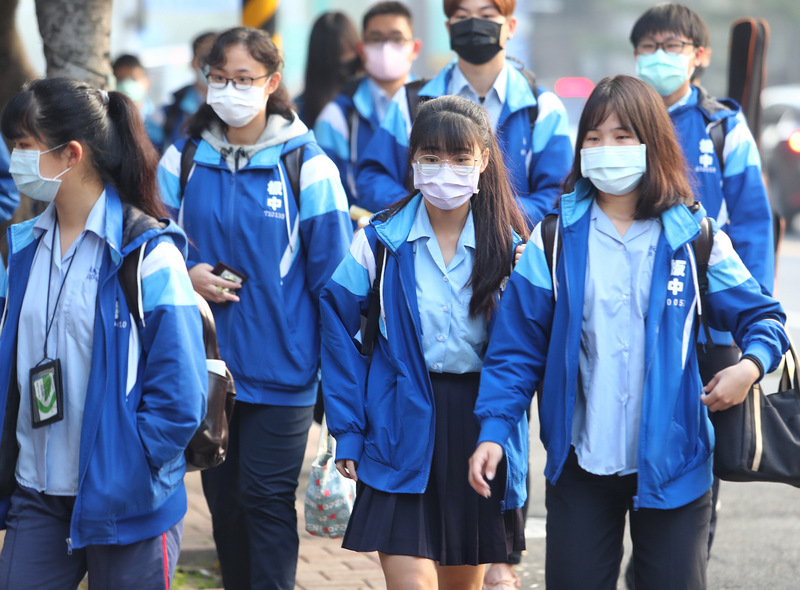 武漢肺炎衝擊，為減輕非自願離職失業勞工子女就學負擔，勞動部增辦108學年度第2學期「失業勞工子女就學補助」。(圖：中央社)