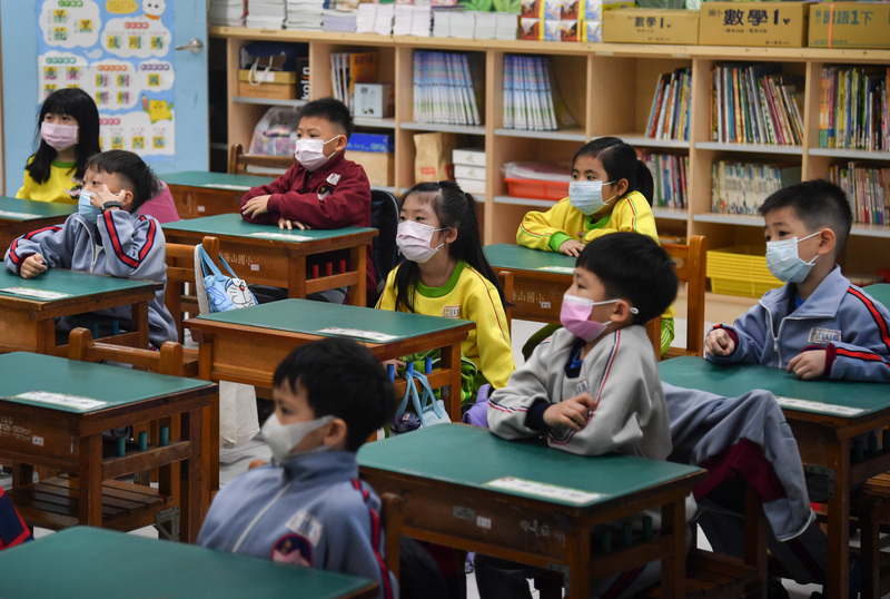 2019冠狀病毒疾病本土案例增加，中小學仍維持正常上課，包括國教行動聯盟、全國12年國教家長聯盟等團體，都呼籲政府考慮停課，至少讓疫情嚴重地區改遠距教學。(資料照／中央社)