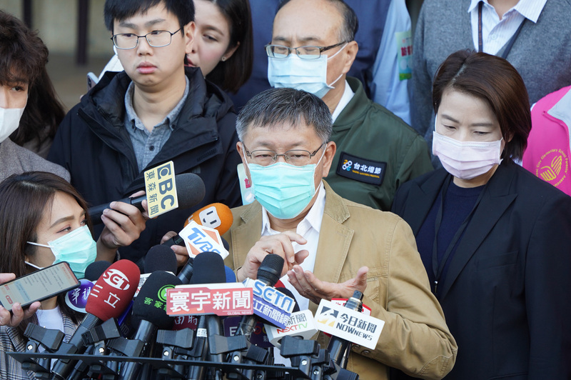對於大甲媽祖遶境是否照常舉行，台北市長柯文哲(前中)25日受訪時以台北燈節經驗為例，表示可照辦，但要做很多修正。(圖：中央社)