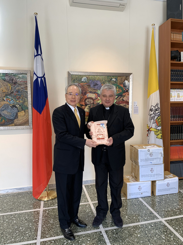 駐教廷大使李世明（左）代表兩位池上青農獻米給教廷賑濟所的負責樞機主教約斯基（右）。(圖:中央社)