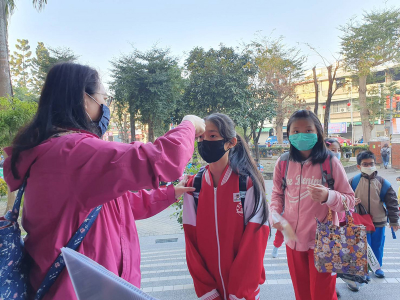 屏東縣各校都在校門口設置體溫測量站，學生進校前要先量體溫。(資料照片/中央社)