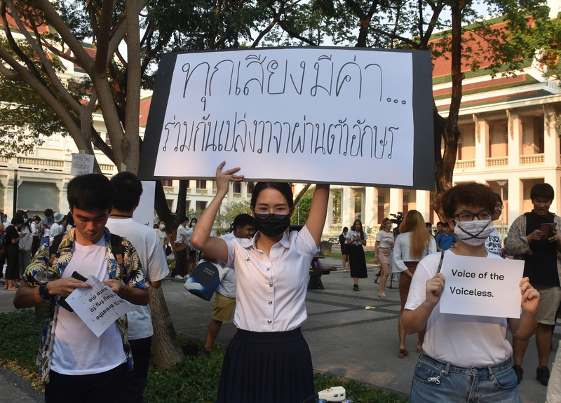 未來前進黨被解散，朱拉隆功大學學生在校內集會抗議判決，學生高舉標語表達憤怒和不滿。 (圖:中央社)