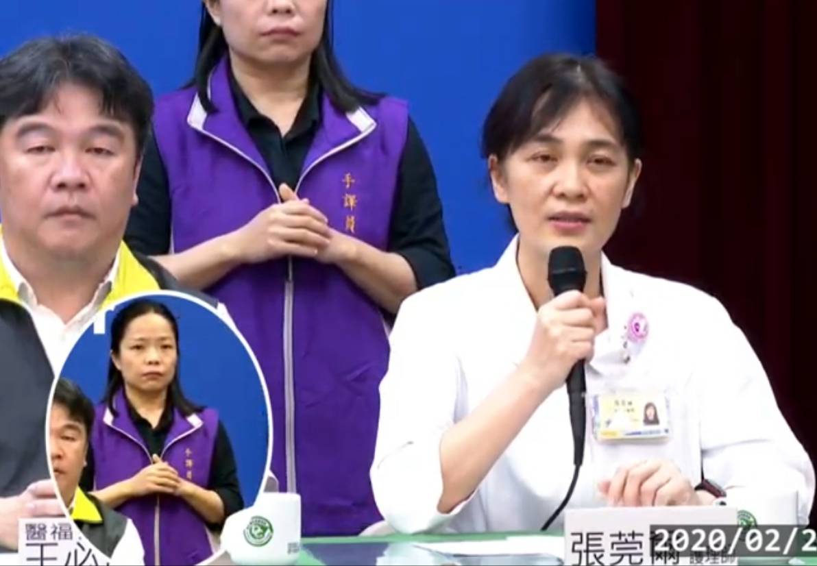 單槍匹馬赴四川協助血友病母子返台的護理師張莞爾(圖右)現身說明返台過程。(圖:取自中央流行疫情指揮中心直播畫面)