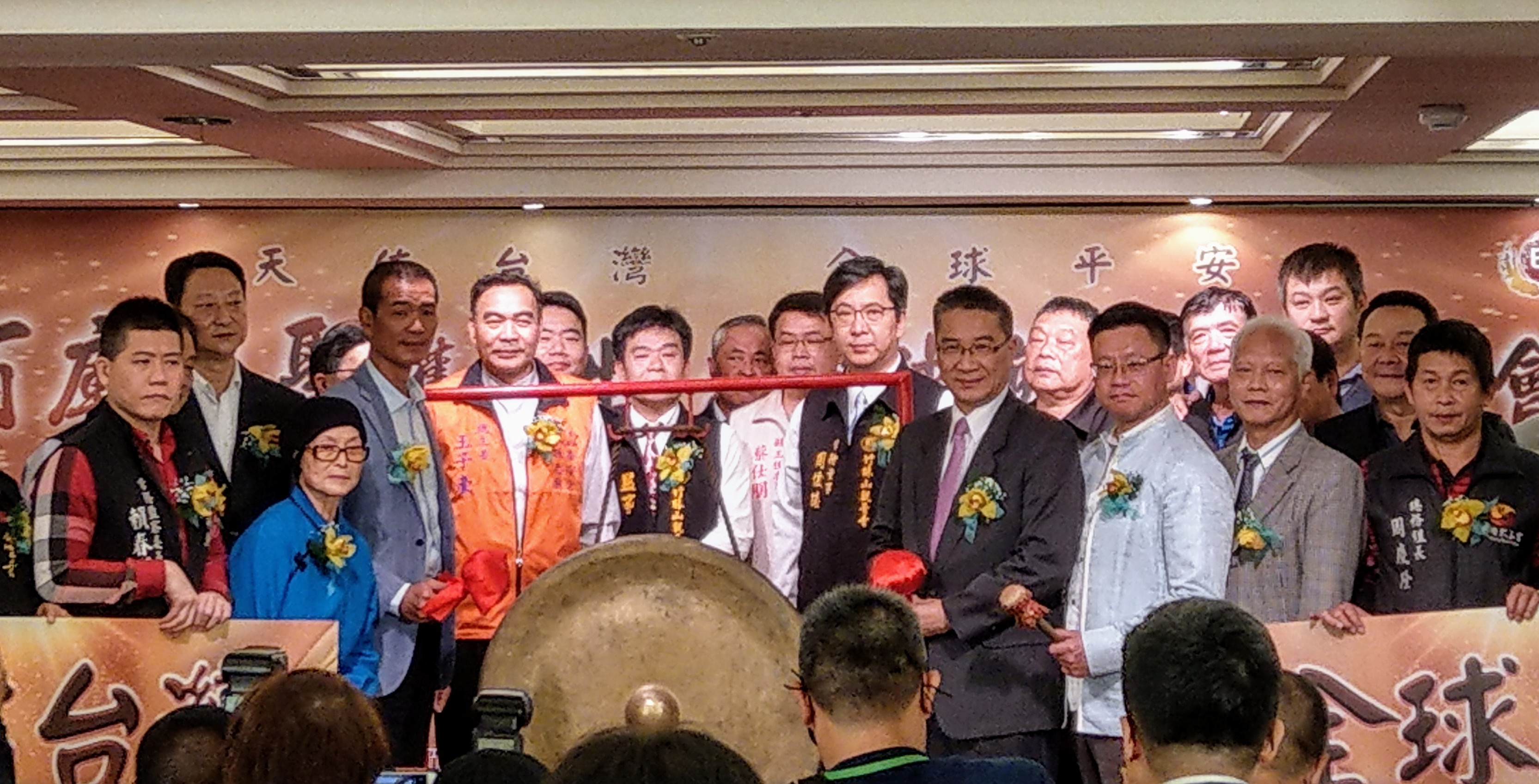 徐國勇25日出席百廟為疫情祈福法會起跑記者會，呼籲大型宗教活動應立即有延期的備案。(劉品希 攝)