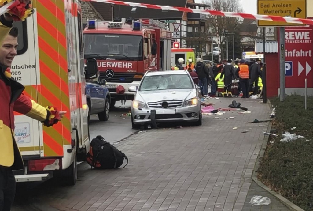 德國中部黑森邦(Hessen)的小鎮福克馬森(Volkmarsen)24日發生1輛汽車衝進一個嘉年華遊行隊伍的事件。(AFP)