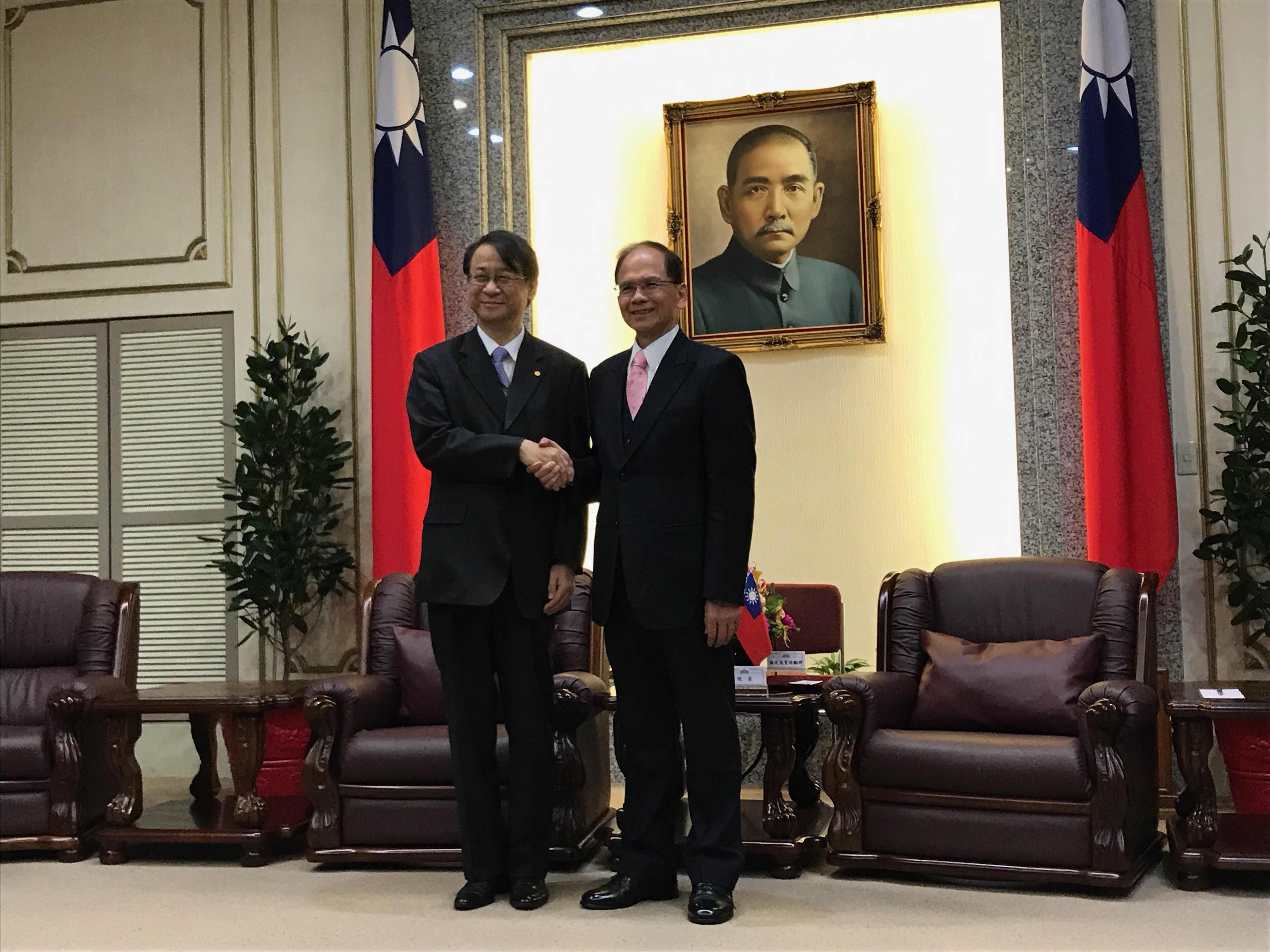 立法院長游錫堃接見日本台灣交流協會台北事務所代表泉裕泰大使。(鄭舲攝)
