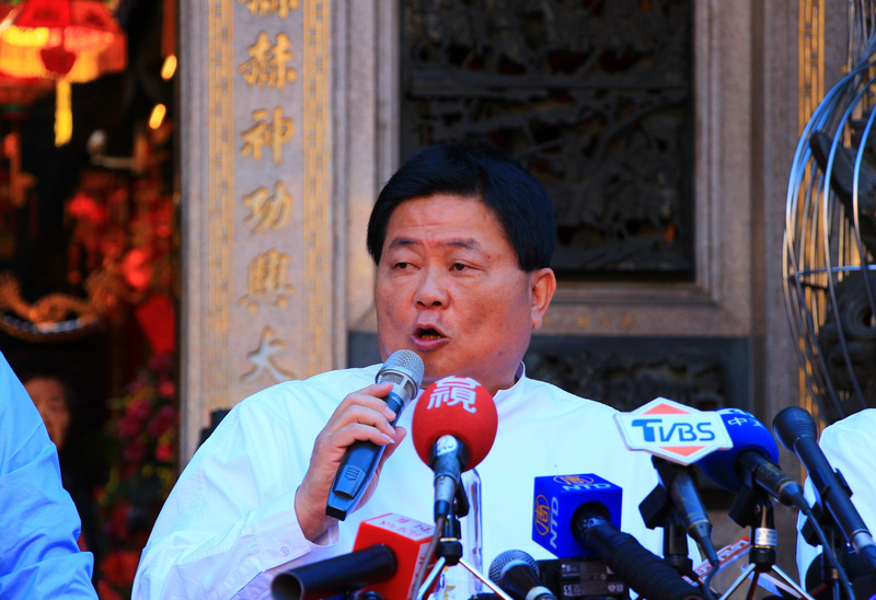 社會各界擔心大甲媽祖遶境恐擴散武漢肺炎疫情，鎮瀾宮董事長顏清標（圖）26日上午舉行記者會表示，將照常舉辦大甲媽遶境，但會縮小活動，取消起駕宴，但大甲媽遶境照常。(圖：中央社)
