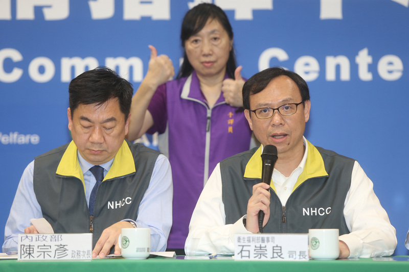 中央流行疫情指揮中心26日舉行記者會，衛福部醫事司司長石崇良（右）表示，將對進出醫院3類人員進行管制，包括病人動線分流、探病者採登記制且限額、非醫事人員的醫院外包人員一率遵守院內感控。左為內政部次長陳宗彥。(圖：中央社)