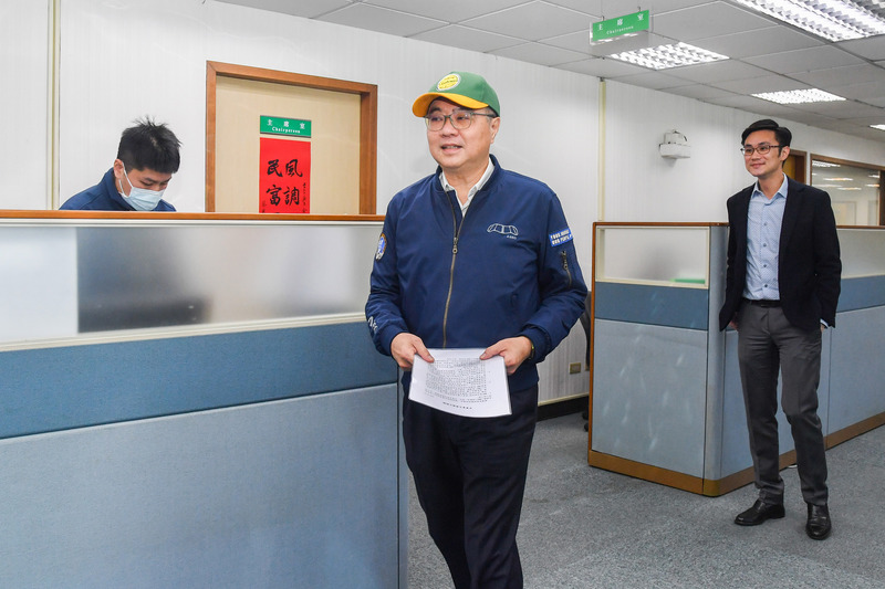 武漢肺炎疫情延燒，大型活動是否舉辦引起關注，民進黨主席卓榮泰（中）26日在中常會前受訪指出，期待政府訂定通則，讓大家有所依循。(圖/中央社)