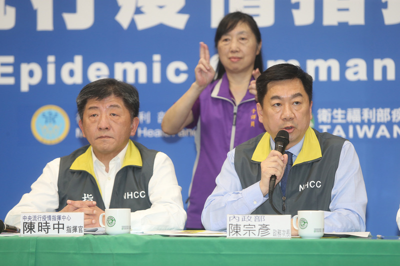 內政部次長陳宗彥27日在中央流行疫情指揮中心記者會上表示，警政署已要求將有關武漢肺炎疫情相關假訊息，列為重大案件偵辦。(圖：中央社)