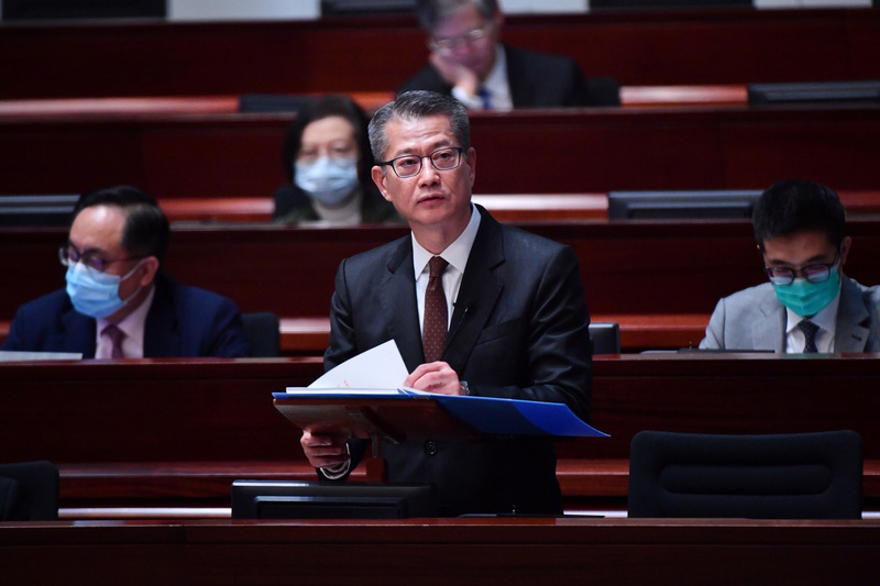 香港財政司司長陳茂波（站立者）。（港府新聞處提供）