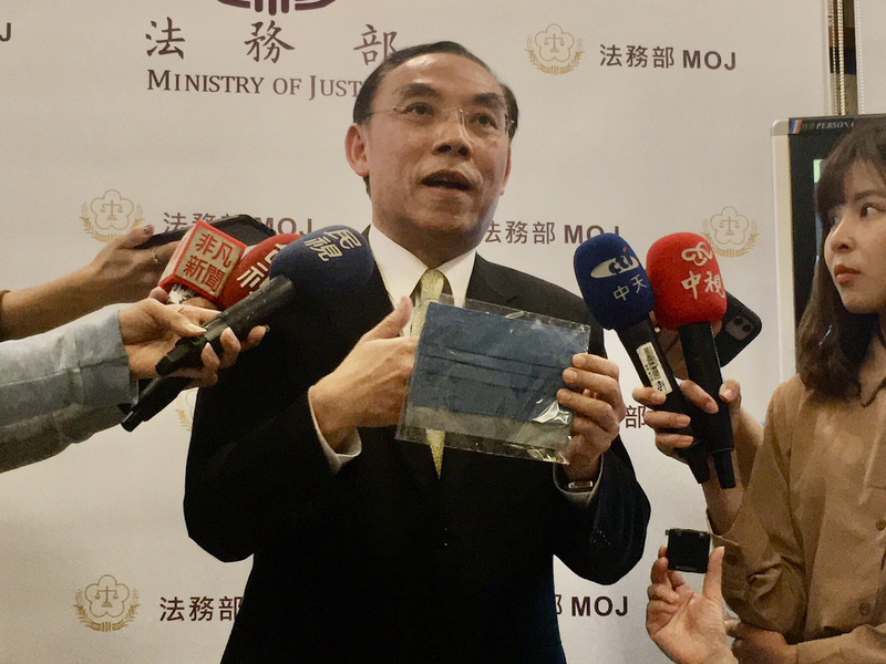 台灣監獄牌布口罩送達  海外僑胞大感動。圖為法務部長蔡清祥日前表示，矯正署近日安排收容人製作口罩套，一方面讓收容人學習一技之長，一方面提供適量口罩套供外界使用。(中央社／資料照)
