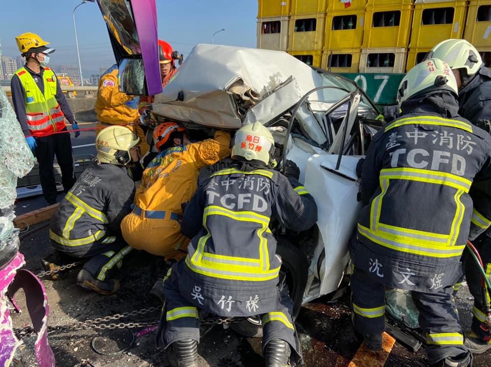 台74線中彰快速道路台中市烏日路段，發生連環車禍，遭到夾擊的轎車嚴重變形。(烏日消防分隊)