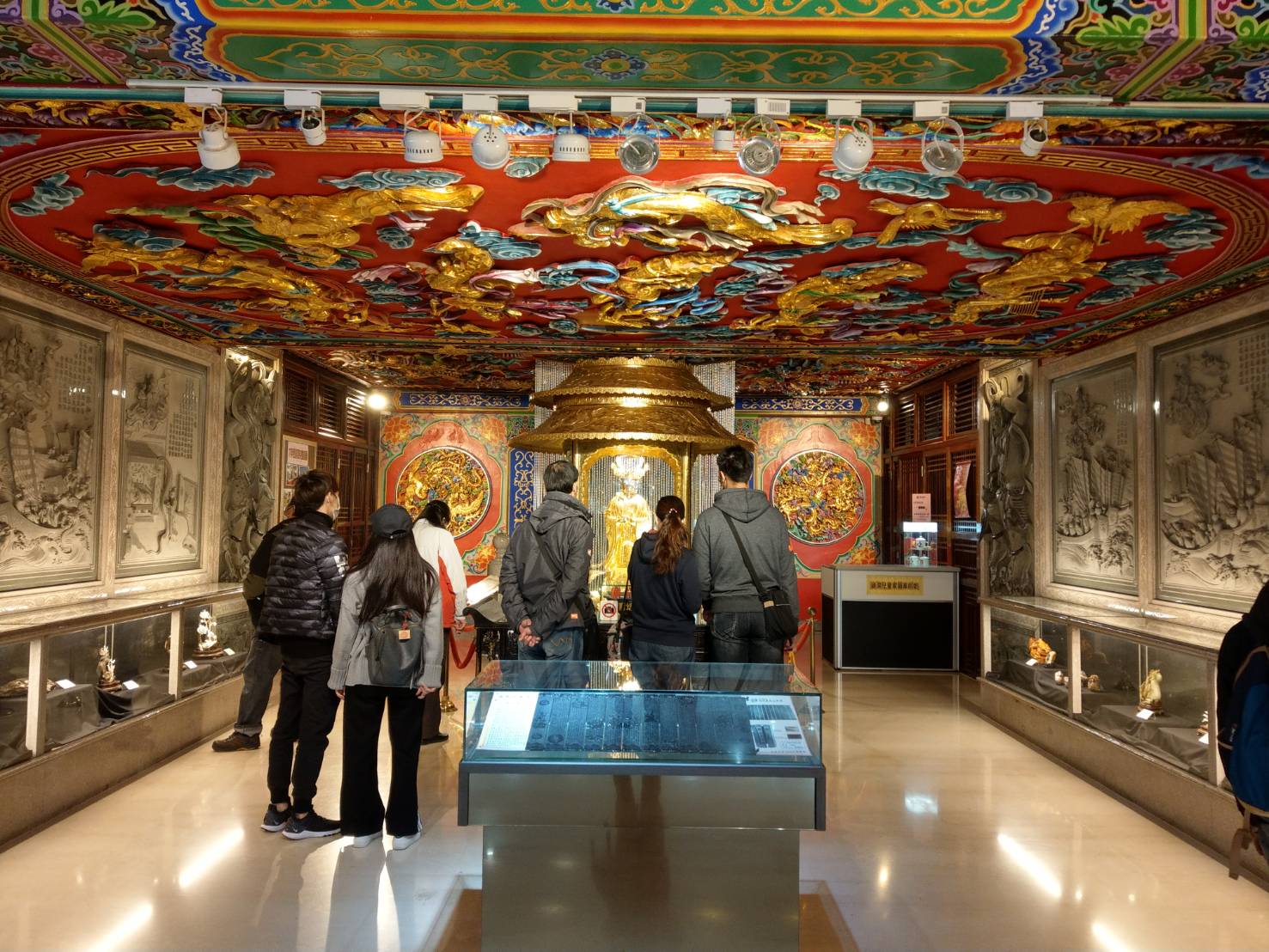位在台中大甲鎮瀾宮地下室，信徒觀看純金媽祖神像，是用歷年信徒奉獻金牌集結打造而成。(張順祥 攝)
