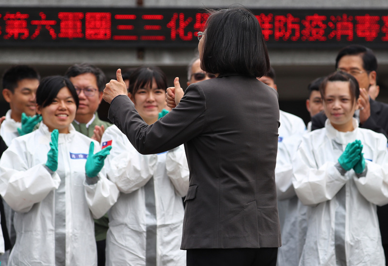 因應武漢肺炎疫情，總統蔡英文（背對者）27日上午視導陸軍第33化學兵群防疫整備情形，向官兵比讚、加油打氣。(圖:中央社)
