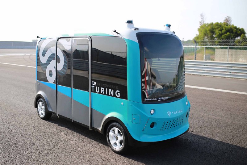 台北市與台灣智慧駕駛公司合作，5月起將在信義路公車專用道投入3台自駕巴士，利用凌晨零時30分至2時30分時間進行測試，最快9月提供民眾試乘。圖為4米自駕巴士。（台北市交通局提供）
