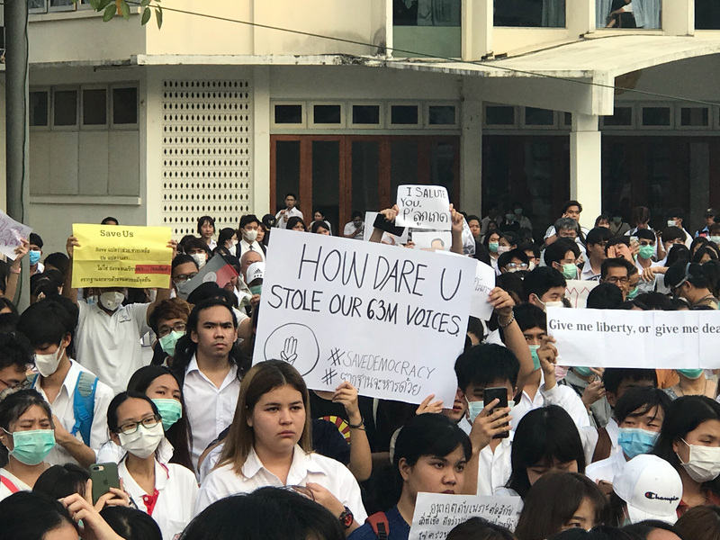 未來前進黨遭解散引爆泰國年輕世代不滿，26日傍晚曼谷詩納卡琳威洛大學的學生在校內集會抗議，學生高舉「你們怎麼敢偷了我們的630萬選票」標語。(圖：中央社)