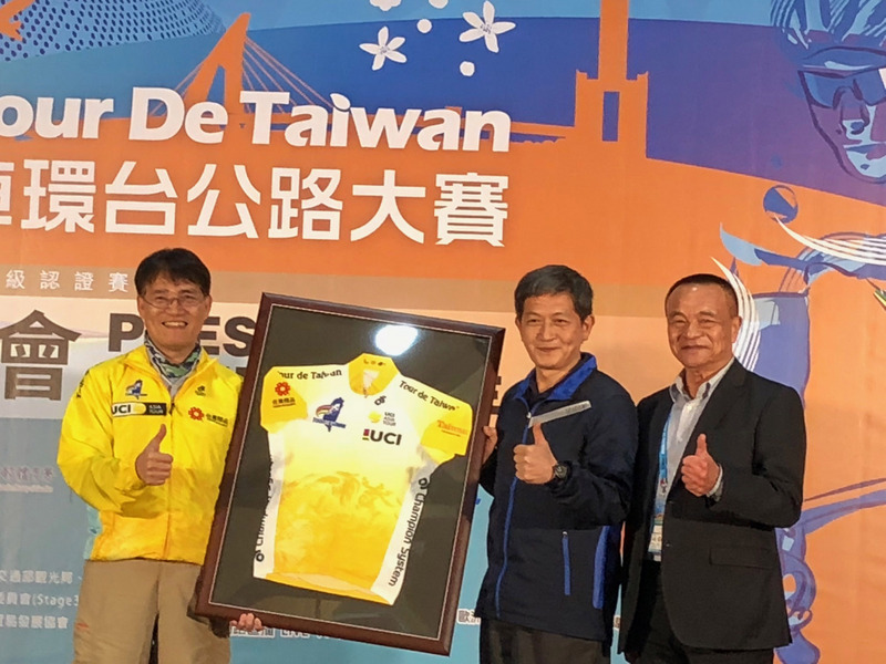 2020國際自由車環台公路大賽將於3月1日登場，由於近期武漢肺炎疫情延燒，讓中華民國自由車協會秘書長李開志（右）一度忐忑不安，最終敲定17隊參賽，他27日出席賽前記者會表示，真的非常高興，壓力減了一半。(圖：中央社)