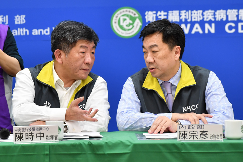 全力協助防疫！內政部次長陳宗彥任指揮中心副指揮官。圖為指揮官陳時中（左）、內政部政務次長陳宗彥（右）交換意見。(資料照片/CNA)