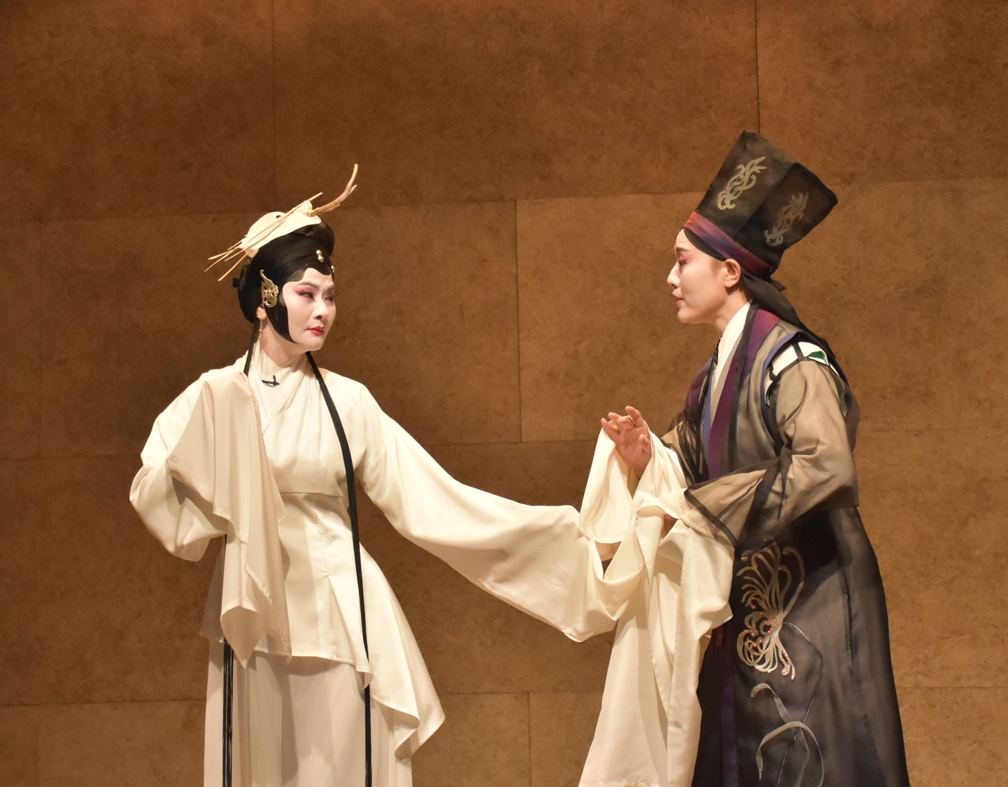 台灣豫劇團首部實驗劇「試妻﹗弒妻﹗」，以聲音劇場形式，營造出張力十足的意境氛圍。(傳藝中心提供)