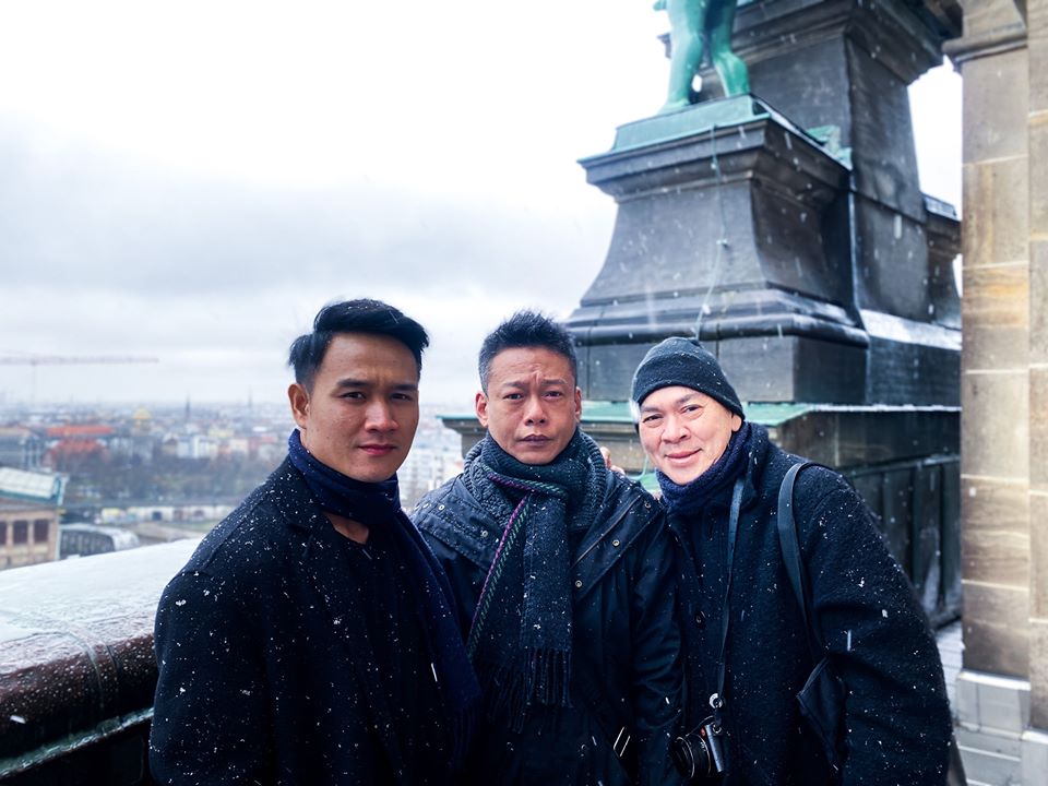 蔡明亮(右一)，李康生(中)等人在柏林，遇到了下雪。(臉書)