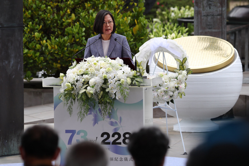 總統蔡英文28日上午在台北市二二八和平紀念公園出席「二二八事件73週年中樞紀念儀式」，致詞時特別向受難者家屬致意。(圖：中央社)
