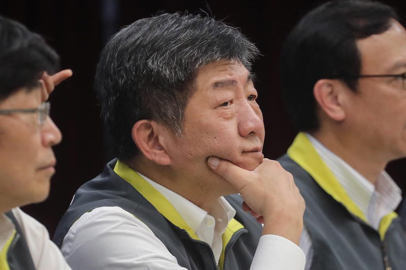 中央流行疫情指揮中心指揮官、衛福部長陳時中（中）28日在記者會中宣布，即起解除隔離的標準升級為三採陰性，避免和國外一樣發生出院後又復發的狀況，將風險降到最低。(圖/中央社)