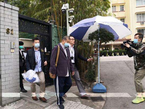 香港壹傳媒集團創辦人黎智英等泛民主派人士今天(28日)早上被警方逮捕，警方高層中午證實拘捕了3人，並指他們涉嫌參與非法集結被起訴，預定5月5日在法院聆訊。(圖/微博)