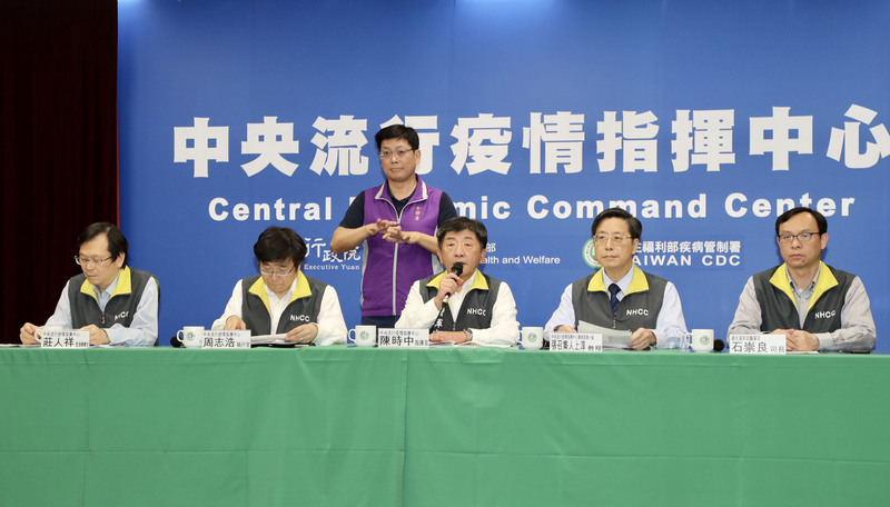 因應武漢肺炎疫情，中央流行疫情指揮中心29日下午召開記者會，指揮中心監測應變官莊人祥（左起）、執行官周志浩、指揮官陳時中、專家諮詢小組召集人張上淳、衛福部醫事司長石崇良出席說明最新疫情與相關防疫措施。(圖：中央社)