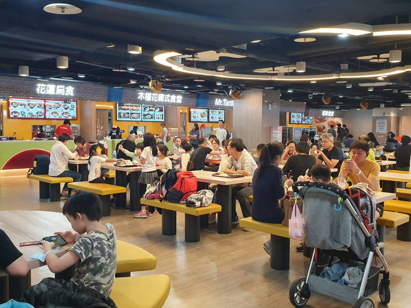 武漢肺炎衝擊實體經濟，零售、餐飲業皆成重災戶。(圖：中央社)
