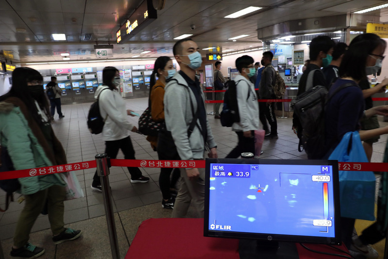 台北捷運29日起在捷運板南線台北車站2號詢問處旁入口閘門，試辦增設紅外線熱顯像儀，目前設置的是將原偵測設備溫度的熱顯像儀，改裝成可即時偵測多名進站旅客體溫，偵測區塊中顯示最高溫度，若超過攝氏37.5度，螢幕將以不同顏色顯示。(圖：中央社)