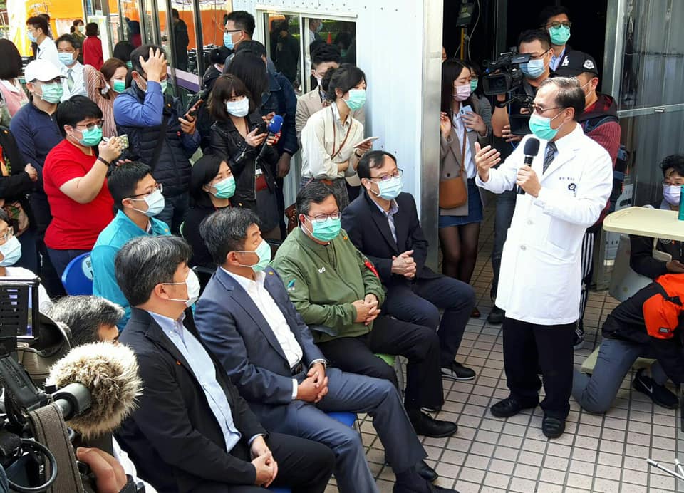 中央流行疫情指揮中心指揮官陳時中29日前往衛生福利部桃園醫院視察。圖取自桃園醫院臉書