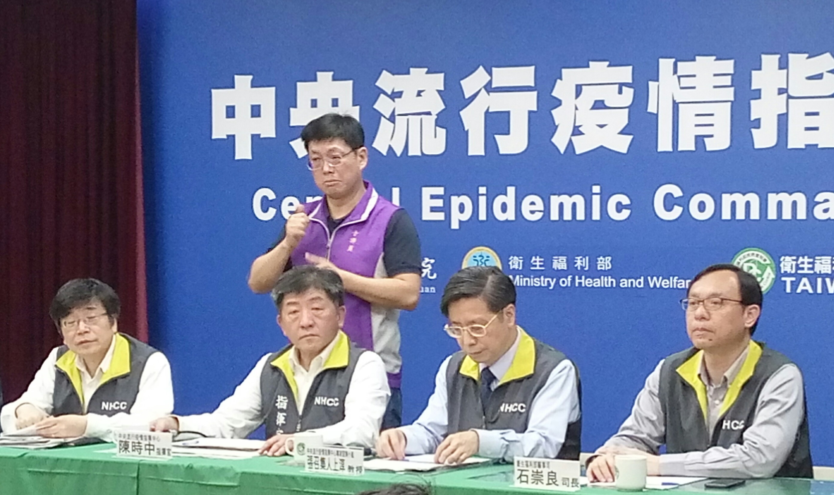中央流行疫情指揮中心說明國內首起院內感染情況。(陳國維 攝)