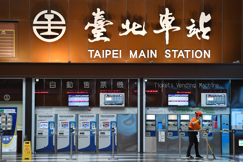 行政院環境保護署表示，5日下午會再針對台北車站、永康、西門商圈等，再次進行消毒。(圖：中央社)