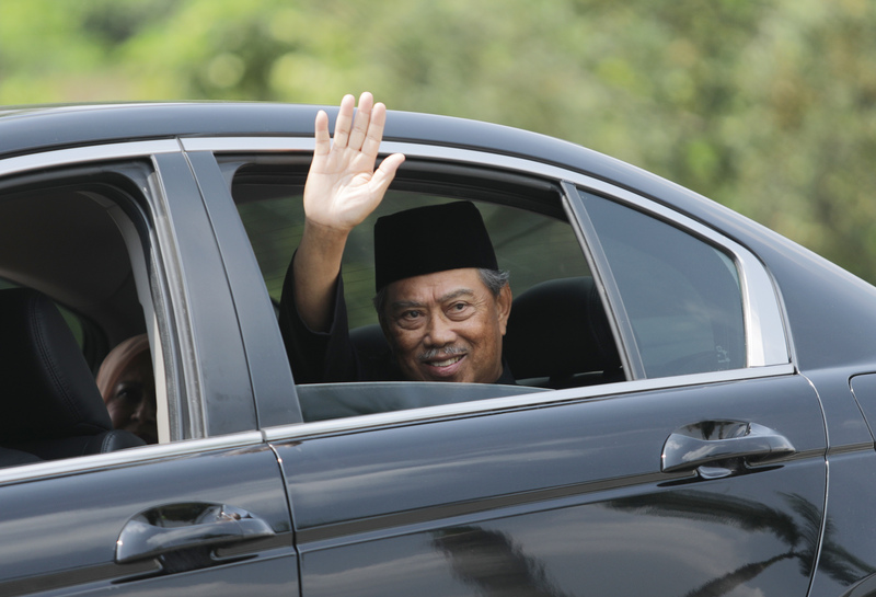 馬來西亞土著團結黨主席慕尤丁1日在國家元首前宣誓成為馬來西亞第8任首相，圖為慕尤丁（MuhyiddinYassin）1日在國家皇宮外向守候媒體揮手致意。(圖:中央社)