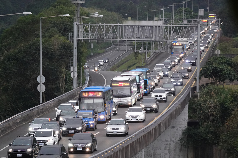 高公局也預估，國5在下午會陸續出現南向車潮，恐一路塞到午夜。(圖：中央社)