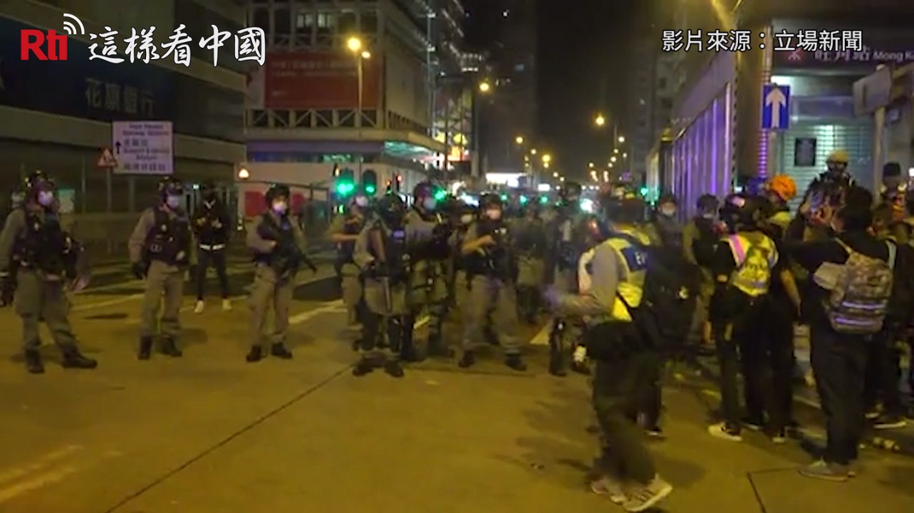 2月29日，香港又有大批民眾聚集悼念831，港府派出防暴警員以武力驅散群眾，又不斷破壞祭壇，警員甚至一度以真槍對準市民。整晚警民衝突中，有多人受傷和被捕。(RTI)