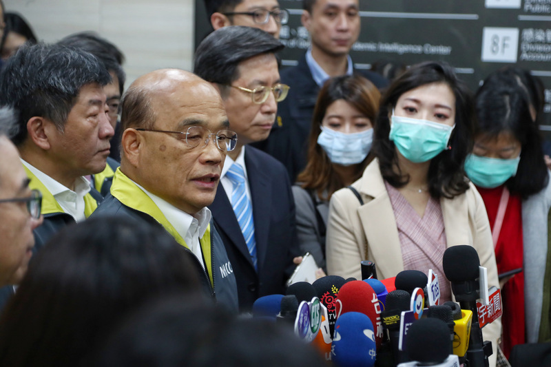因應武漢肺炎疫情，行政院長蘇貞昌（左2）2日上午親自前往中央流行疫情指揮中心視察。(圖:中央社)