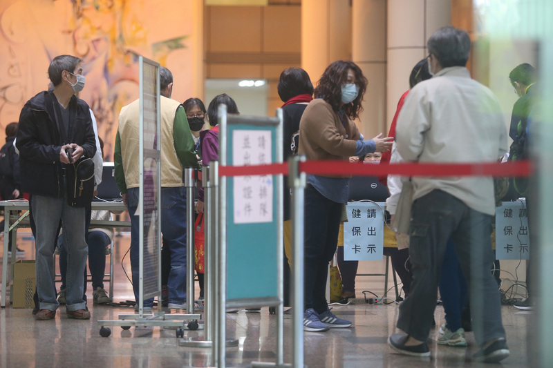 國內一項研究發現，全台2000年至2017年就醫人數不增反減，但平均就醫次數增14%、就醫費用更暴增95%。(資料照／中央社)