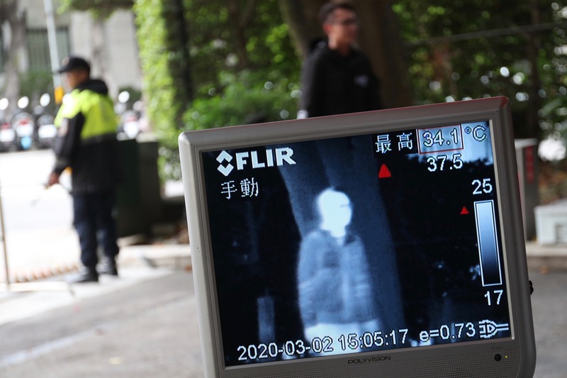 時值武漢肺炎疫情嚴峻時刻，總統府配合防疫實施相關措施，入口處也安排紅外線體溫感測器，測量出入人員體溫。(圖：中央社)