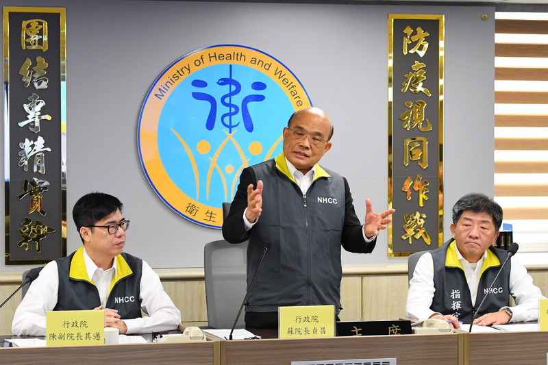 行政院長蘇貞昌（中）2日表示，防疫工作接下來進入圍堵及減災並行的階段。（行政院提供）