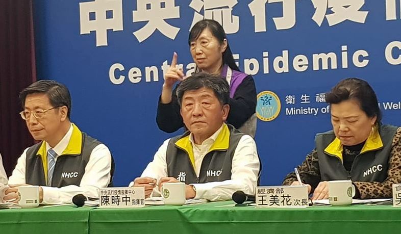 口罩產量提升，指揮中心指揮官陳時中(中)宣布，3月5日起實名制每人7天可多買1片。(江昭倫攝)